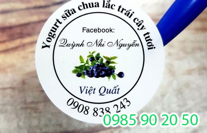 Mẫu tem dán lên ly sữa chua lắc trái cây tươi của tiệm Quỳnh Nhi Nguyễn