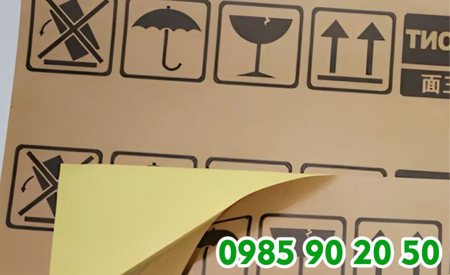 Giấy kraft sẽ có màu nâu đặc trưng khác với các loại giấy in khác